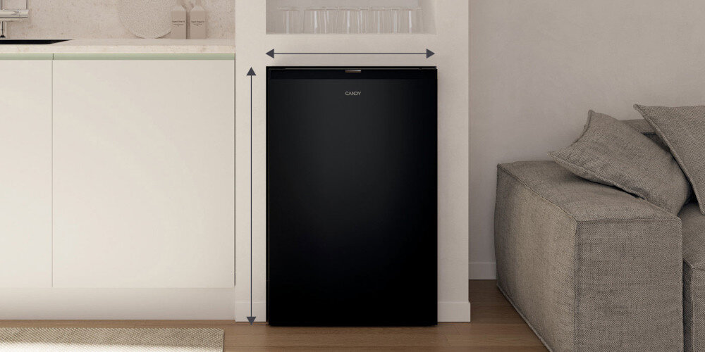 LODÓWKA CANDY CNOQ2S58EB wizualizacja lifestyle front kolor czarny w zabudowie wymiar szerokość salon sofa Wyjątkowo praktyczne wymiary do małych przestrzeni wysokość 85 cm szerokość 54,4 cm dopasowanie do kuchni