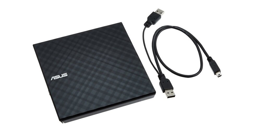 Czarny napęd optyczny z logo \'ASUS\' na powierzchni, obok którego znajduje się kabel USB.
