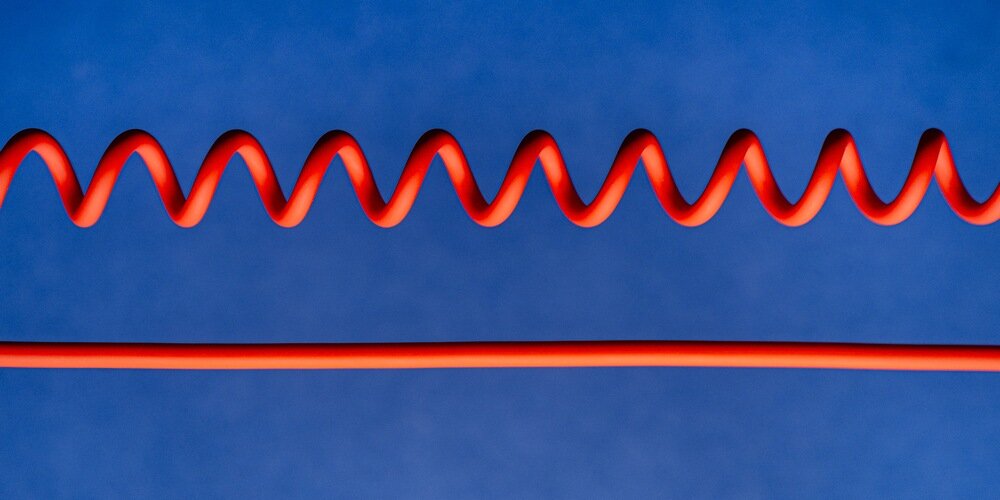  kabel Newell USB-C - USB-C 100 W, 1,5m w dwóch wersjach: spiralnej, pod nią wyprostowanej, na niebieskim tle.