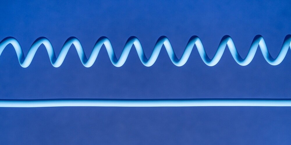  kabel Newell USB-C - USB-C 100 W, 1,5m w dwóch wersjach: spiralnej, pod nią wyprostowanej, na niebieskim tle.