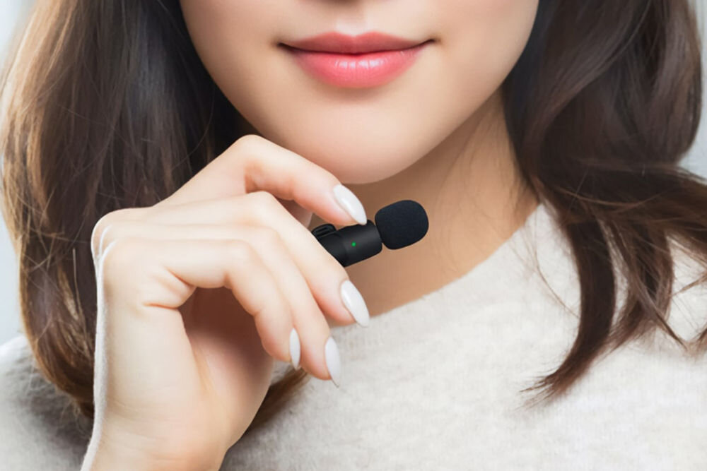 System bezprzewodowy MEDIA-TECH MT416 Kobieta używająca bezprzewodowego mikrofonu krawatowego Media-Tech MT416 przypiętego do ubrania