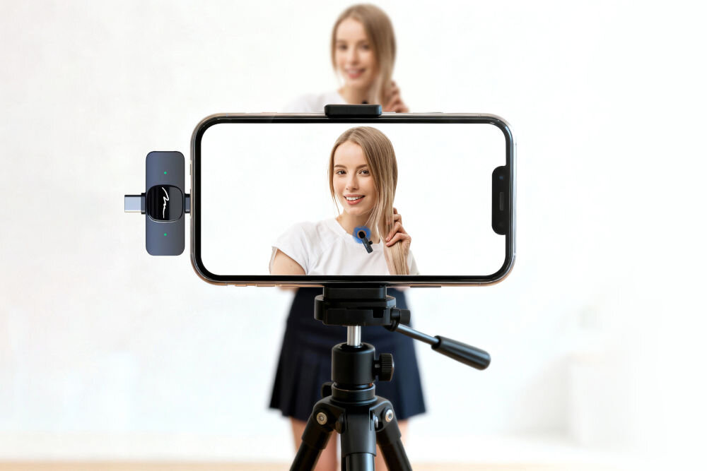 System bezprzewodowy MEDIA-TECH MT416 Nagrywanie vloga telefonem na statywie z wykorzystaniem odbiornika i mikrofonu bezprzewodowego Media-Tech MT416