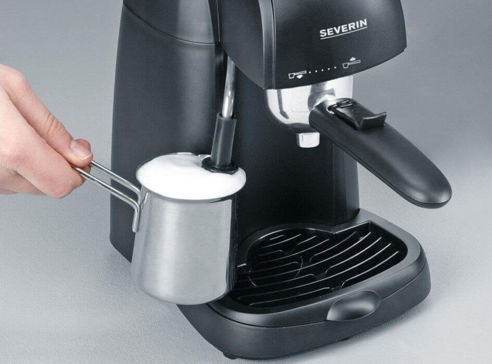 Ekspres SEVERIN KA 5978 Dysza do spieniania mleka aksamitne cappuccino lub latte podgrzewanie napojów Zbiornik ciśnieniowy wyposażono w zabezpieczenie Metalowy filtr i bezpiecznik termiczny Komfortowe użytkowanie