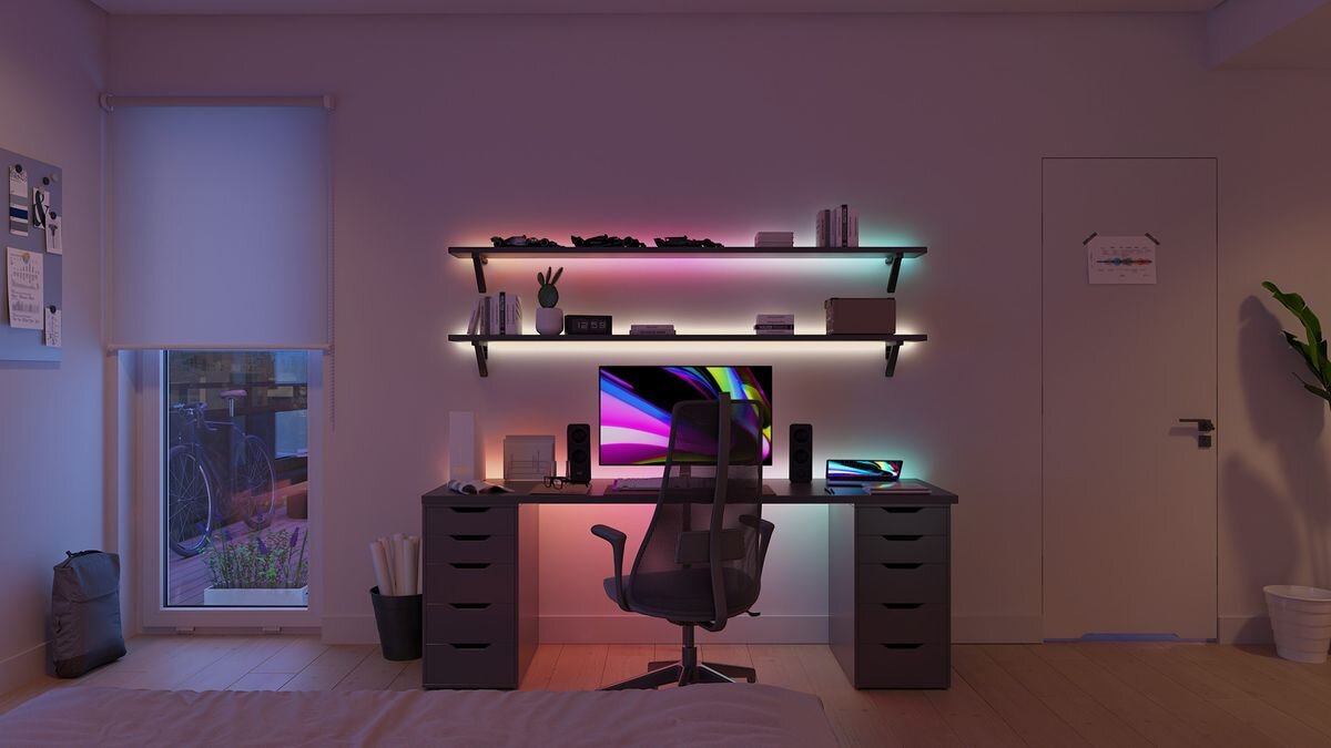 Taśma LED PHILIPS HUE 929004294901 5 m Bluetooth/ZigBee, kolory, sceny, nastroje, personalizacja, Kolorowe oświetlenie gradientowe Philips Hue na półkach nad biurkiem.