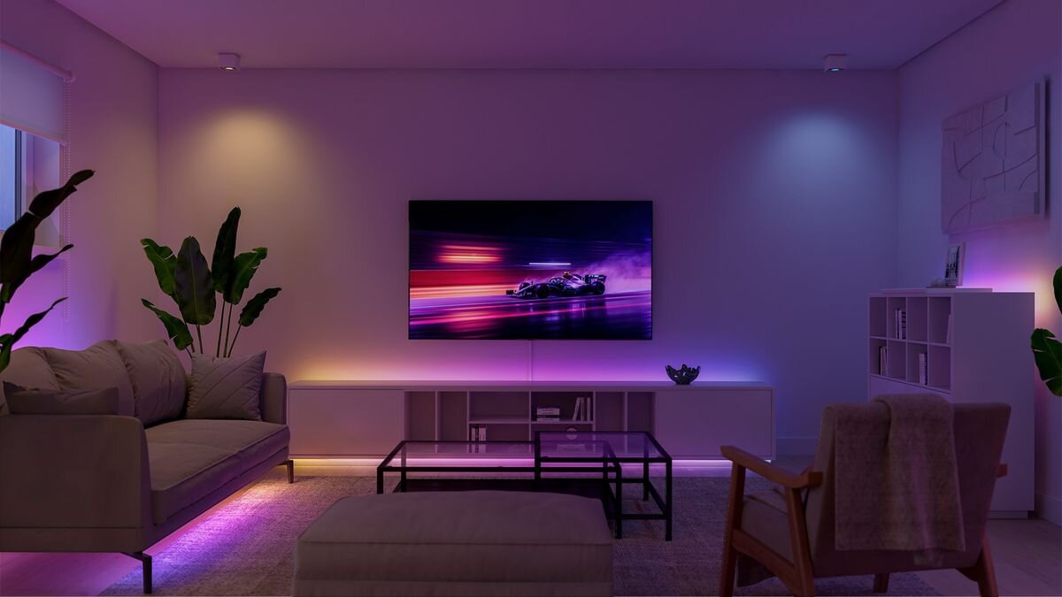 Taśma LED PHILIPS HUE 929004294901 5 m Bluetooth/ZigBee, sceny, relaks, pastelowe, dynamiczne, Nastrojowe fioletowe światło Philips Hue w salonie z telewizorem.