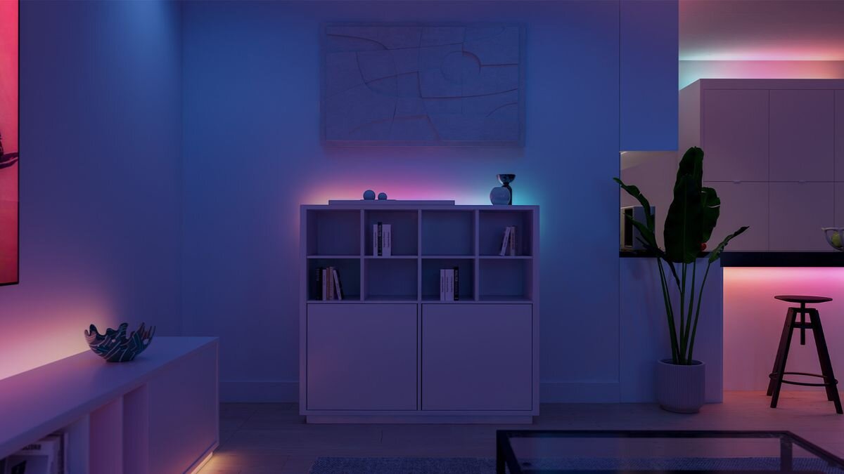 Taśma LED PHILIPS HUE 929004294901 5 m Bluetooth/ZigBee, mostek, automatyzacje, synchronizacja, ekosystem, Taśma LED Philips Hue za białą szafką w salonie, efekt gradientu.