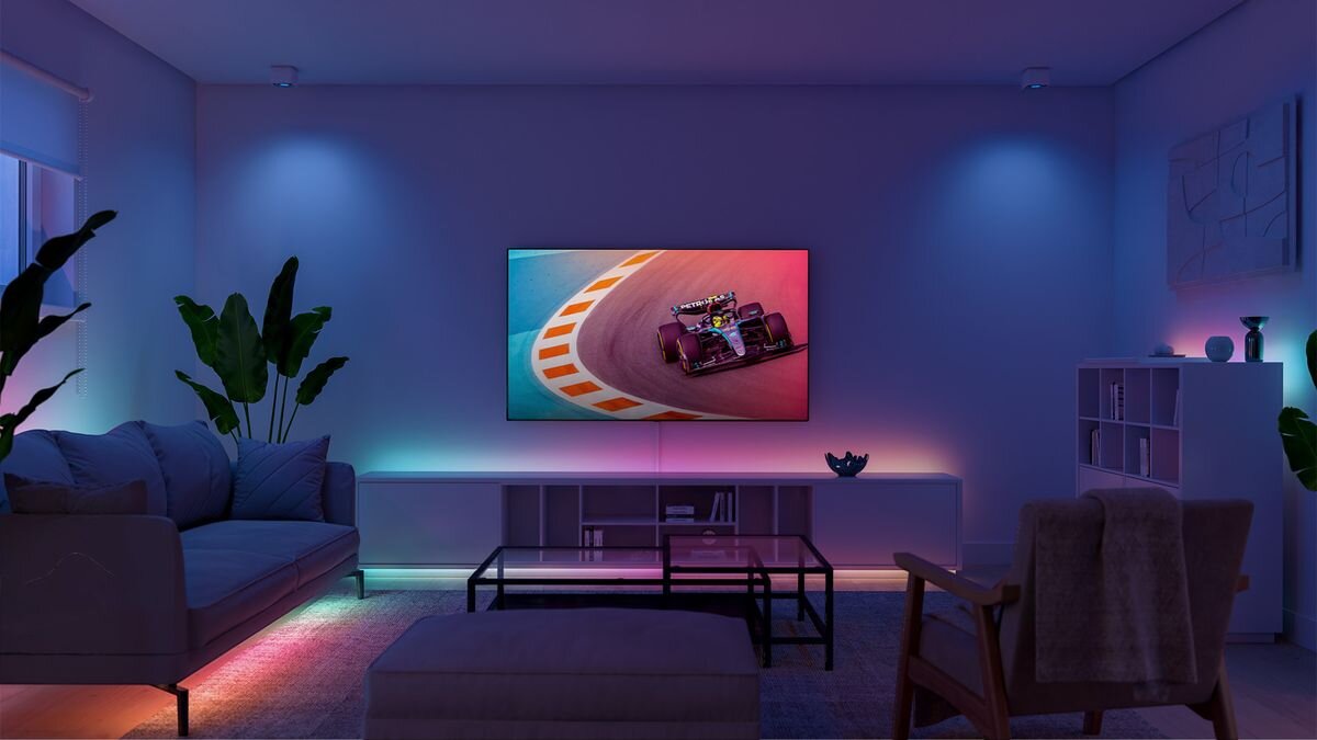 Taśma LED PHILIPS HUE 929004294901 5 m Bluetooth/ZigBee, stabilne, aktualizacje, harmonogramy, smart, Taśma LED Philips Hue pod sofą i szafką RTV, kolory gradientu.