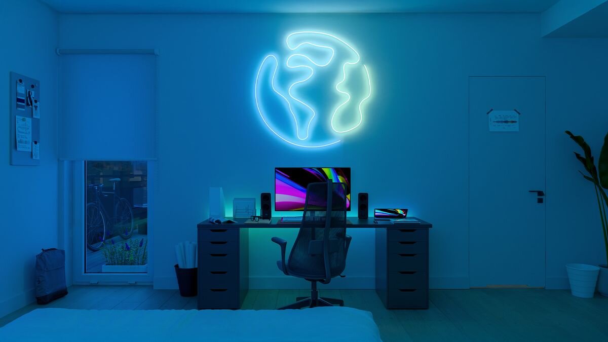 Taśma LED PHILIPS HUE Essential Neon Flex 929004295101 5 m Bluetooth, Elastyczność, kształt, montaż, meble, Biurko z komputerem i niebieskim neonem w kształcie globu.