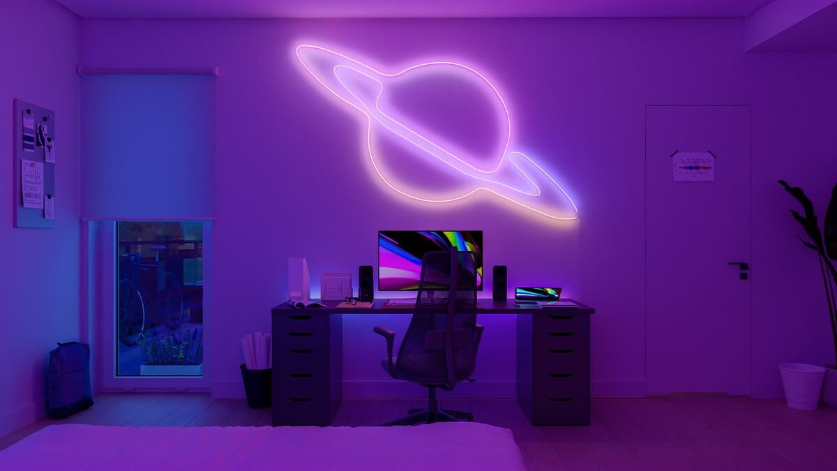 Taśma LED PHILIPS HUE Essential Neon Flex 929004295101 5 m Bluetooth, Bluetooth, telefon, regulacja, jasność, Fioletowe biurko z neonem w kształcie Saturna na ścianie.