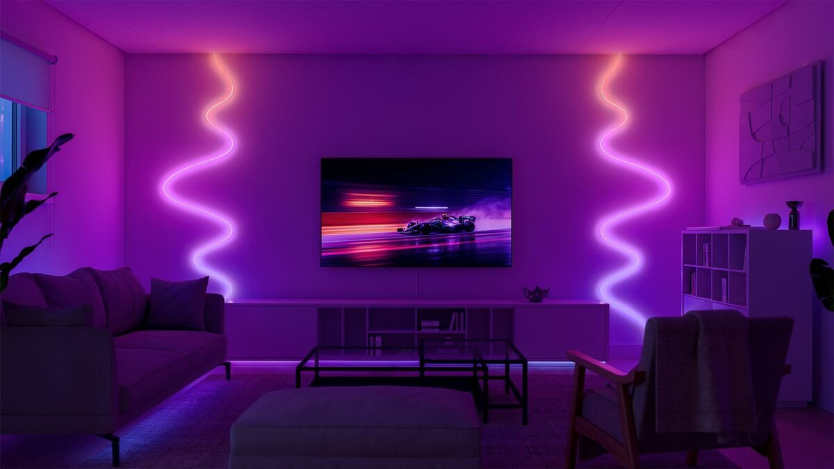 Taśma LED PHILIPS HUE Essential Neon Flex 929004295101 5 m Bluetooth, Start, ekosystem, lampy, akcesoria, Salon z fioletowym oświetleniem i falistymi taśmami LED przy TV.