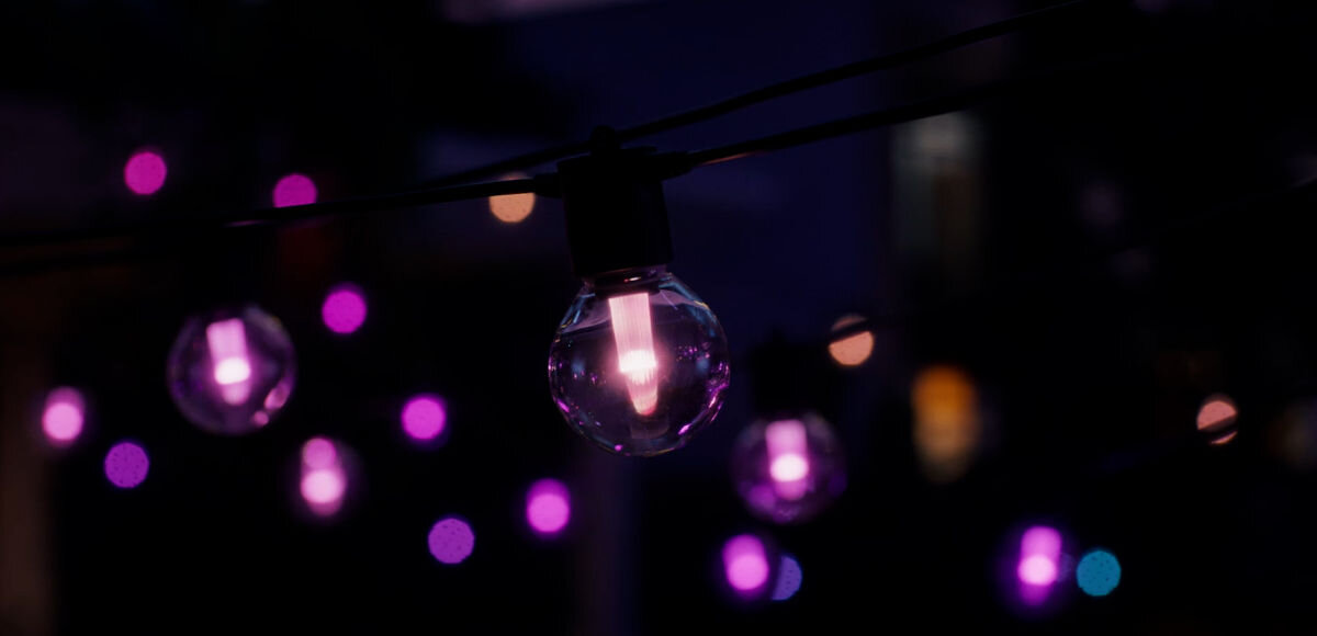 Girlanda ogrodowa PHILIPS HUE Festavia 21 m Bluetooth/ZigBee , Lightguide, przestrzeń, zgaszone, kolory, na czarnym tle przygasające girlandy w ogrodzie