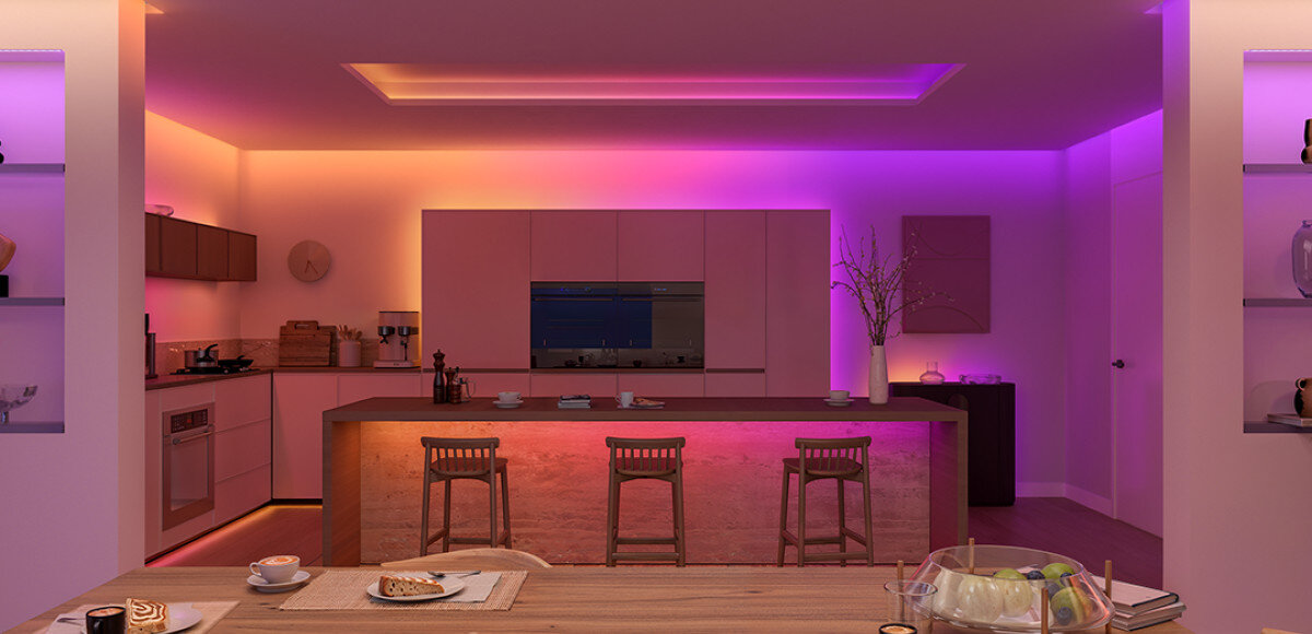 Taśma LED PHILIPS HUE 929004610802 Flux 10 m Bluetooth/ZigBee, zmiana wystroju, kolorowe światło, nastrojowe wnętrze, dekoracyjne oświetlenie, Kuchnia i jadalnia z kolorowym oświetleniem Philips Hue wokół szafek i sufitu