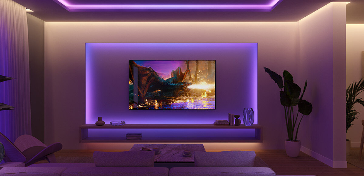 Taśma LED PHILIPS HUE 929004610802 Flux 10 m Bluetooth/ZigBee, personalizacja światła, własne sceny, dynamiczne efekty, nastrój wnętrza, Salon z telewizorem otoczonym fioletową poświatą Ambilight i taśmami Philips Hue