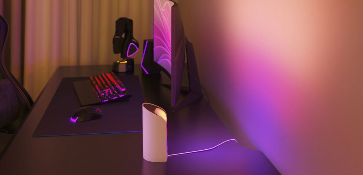 Lampa PHILIPS HUE Play 929003837601, kino, gaming, muzyka, atmosfera, lampa oświetla ścianę przy stole gamingowym