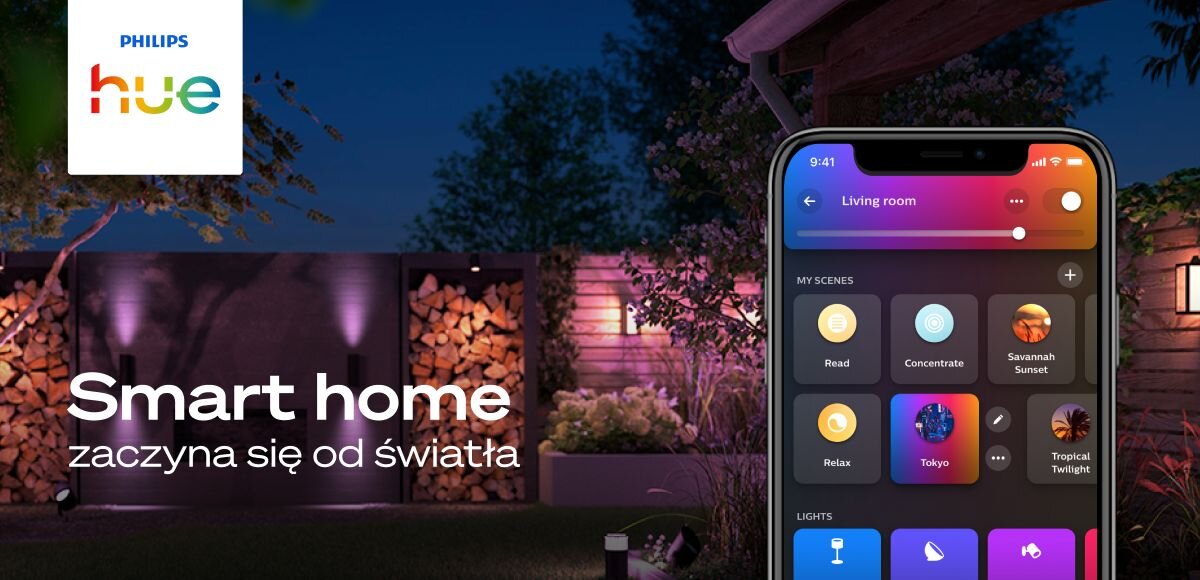 Obraz przedstawia ogród z oświetleniem oraz smartfon z aplikacją do sterowania światłem. Widoczny jest tekst: \'Smart home zaczyna się od światła\' oraz logo \'PHILIPS hue\'.