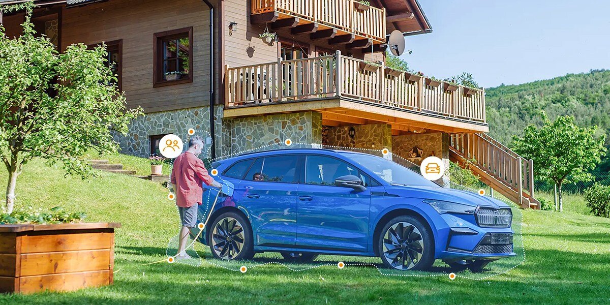 Kamera IMOU Cruiser Dual 8MP Zewnętrzna, Wi-Fi, rozpoznawanie, śledzenie, obiekt, kadr, w tle dom, na pierwszym planie wykrycie auta oraz osoby przez kamerę