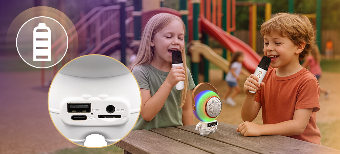 Zestaw Karaoke MUSICMATE SC90 KaraoNaut — mikrofony bezprzewodowe, efekty wokalu, LED, radio FM, zegar z budzikiem, głośnik sotjący na drewnianym stole na placu zawab, dzieci trzymające mikrofony w ręku
