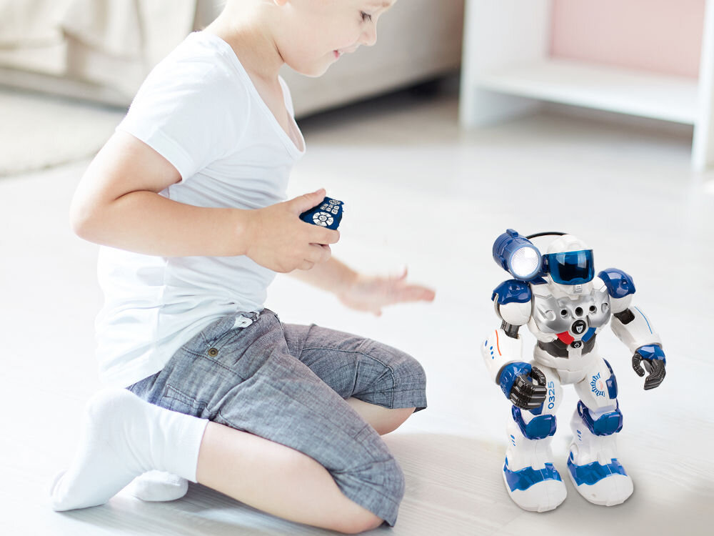 Robot zdalnie sterowany XTREM BOTS Patrol XT380972 Dziecko siedzące na podłodze steruje robotem Xtrem Bots Patrol za pomocą bezprzewodowego pilota.