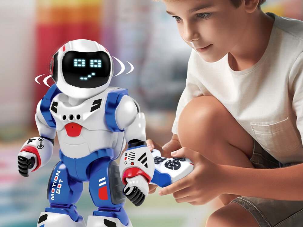 Robot zdalnie sterowany XTREM BOTS Bruce The Motion Bot XT3803503 Chłopiec sterujący białym robotem Xtrem Bots Bruce za pomocą bezprzewodowego kontrolera.