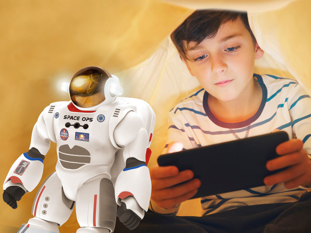 Robot zdalnie sterowany XTREM BOTS Charlie The Astronauta XT3803085 Chłopiec bawiący się robotem Xtrem Bots Charlie Astronauta, sterując nim za pomocą tabletu w domowym zaciszu.