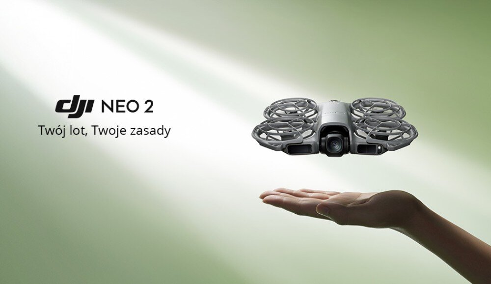 Dron DJI Neo 2 Fly More Combo Mały dron unosi się nad otwartą dłonią na zielonym tle z napisem 'NEO 2' i hasłem w języku polski, opis