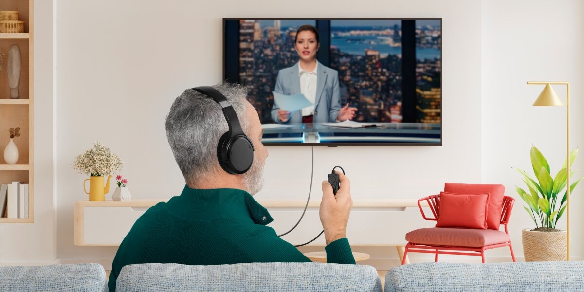 Słuchawki nauszne HAMA Over-Ear&nbsp;221846 - Wygoda i czysty dźwięk, osoba z założonymi słuchawkami podłączonymi pod telewizor