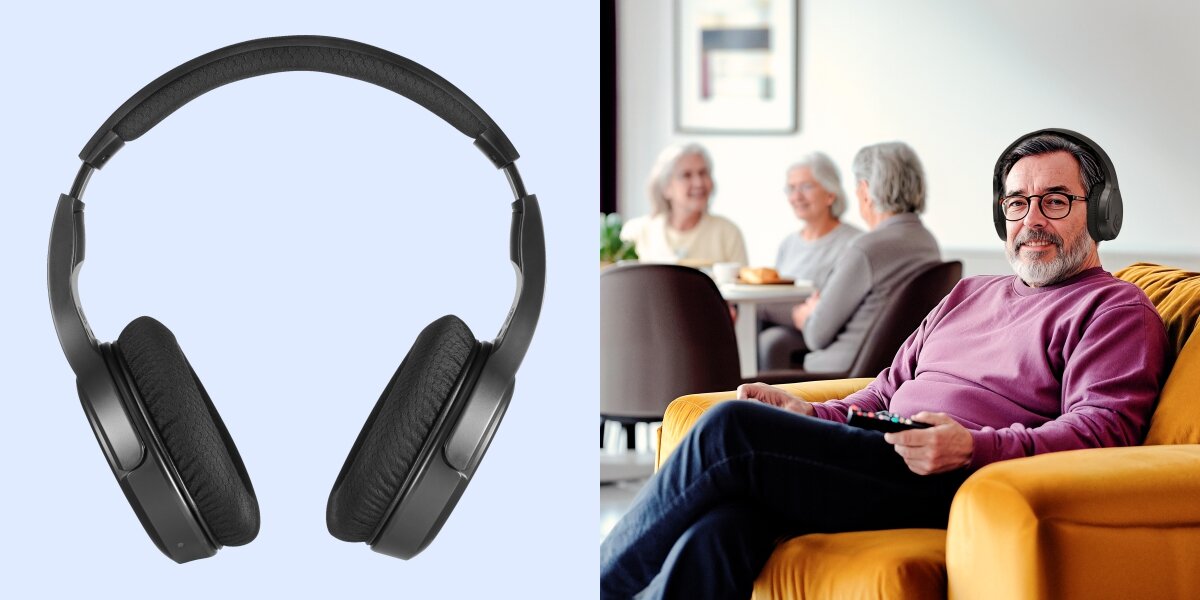 Słuchawki powietrzne HAMA Telewizyjne Piaskowy Mężczyzna w słuchawkach Hama ogląda telewizję, podczas gdy w tle rodzina rozmawia przy stole – demonstracja izolacji dźwięku.