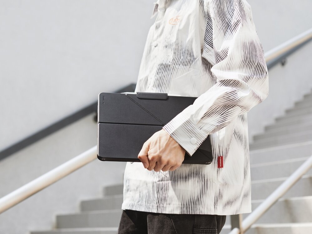 Etui na iPad PITAKA MagEZ Folio 2
                etui na ipad w dłoni