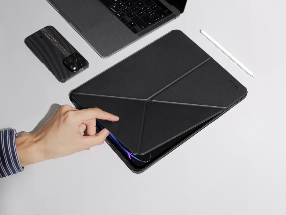 Etui na iPad PITAKA MagEZ Folio 2
                ipad w etui na biurku obok telefonu i laptopa waga 240g 2.3 milimetry cienkie etui chroni tablet z obu stron magnetyczny system wewnętrzna mikrofibra