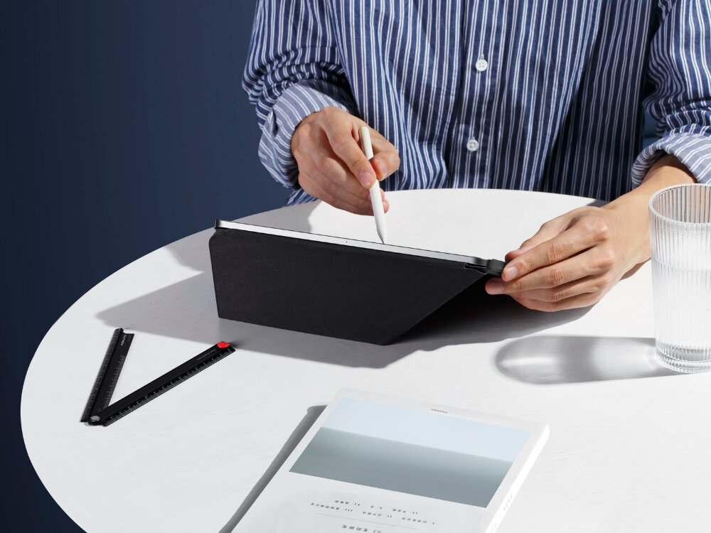 Etui na iPad PITAKA MagEZ Folio 2
                ipad w etui w trybie podstawki magnetyczny pasek apple pencil automatycznie wybudzanie usypianie precyzyjne wycięcia skóra ekologiczna