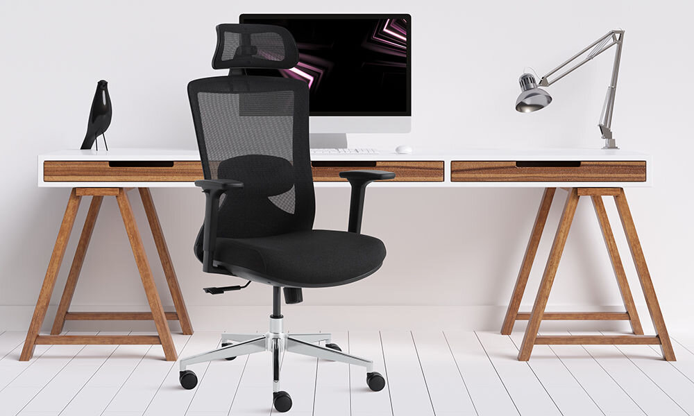 Fotel GAMVIS ErgoThrone XL Czarny prezentacja fotela w pokoju przy biurku na nim monitor obok akcesoria lampka jasna ściana oraz podłoga wygodne siedzenie szeroki zakres regulacji wzrost waga wygodna pozycja