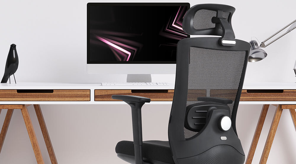 Fotel GAMVIS ErgoThrone XL Czarny prezentacja fotela w pokoju przy biurku monitor na biurku oraz akcesoria lampka jasna ściana funkcjonalność wygodna pozycja koncentracja samopoczucie