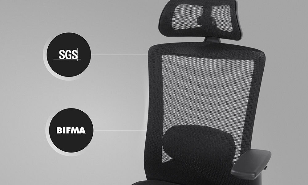 Fotel GAMVIS ErgoThrone XL Czarny prezentacja fotela na szarym tle ze zbliżeniem na oparcie napis SGS BIFMA optymalny stosunek ceny do jakości wysoka klasa komponentów standardy jakościowe SGS BIFMA trwałość bezpieczeństwo