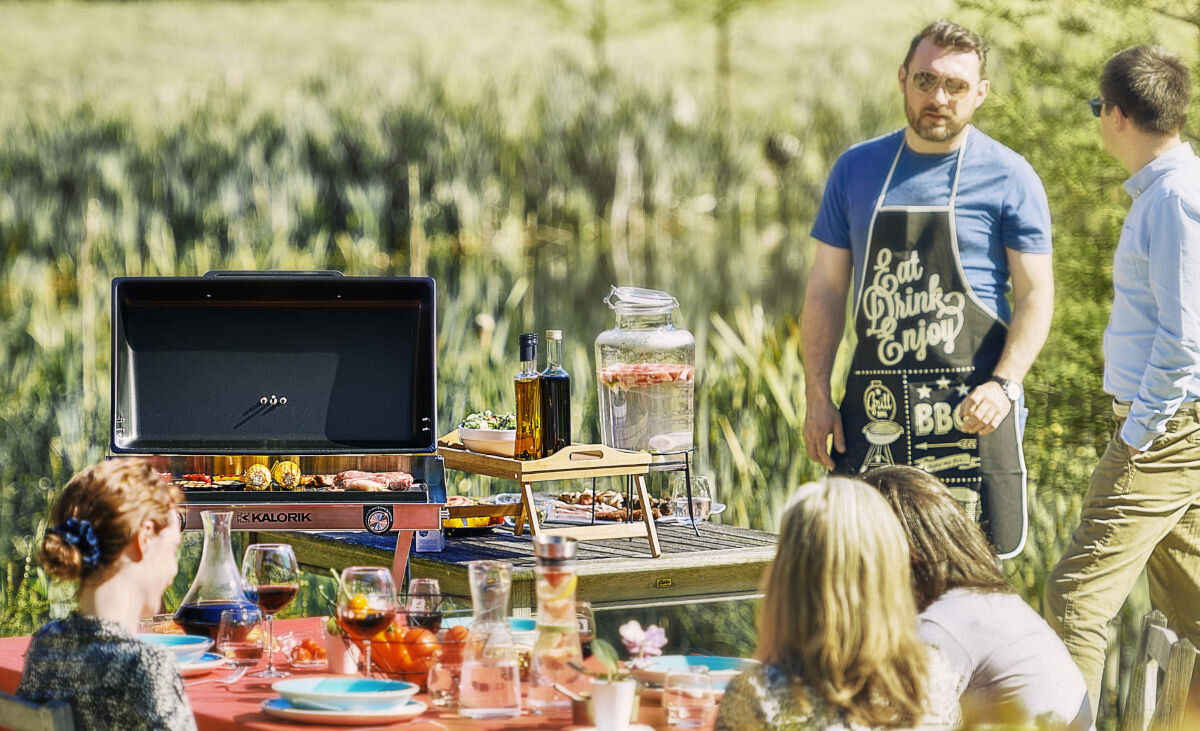 Grill elektryczny KALORIK TKG EBBQ 1002 L, gotowanie, grillowanie, smażenie, balkon, grillowanie rodzinne na zewnątrz, w tle grill z otwartą pokrywą