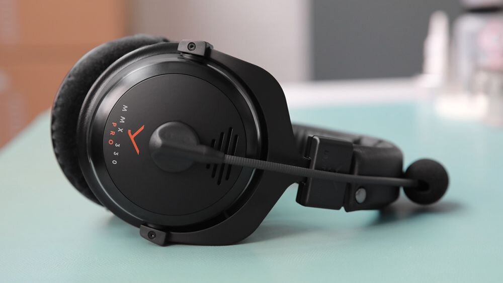 beyerdynamic MMX 330 Pro sluchawki lezace na blacie widoczny mikrofon rozmowy shot call