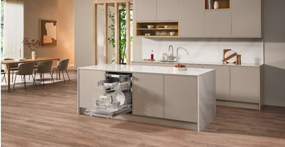 Zmywarka MIELE G 5450 SCVi zdjęcie lifestyle kuchnia zabudowa meble otwarta zmywarka kosze szuflada na sztućce panel wewnętrzny 14 kompletów naczyń 5 programów