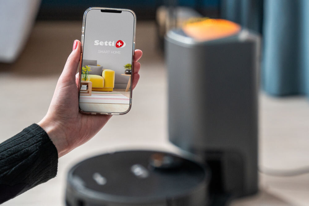 Robot sprzątający SETTI+ RV950S telefon z aplikacją setti w tle stacja dokująca łączność wifi harmonogramy kmunikaty po polsku