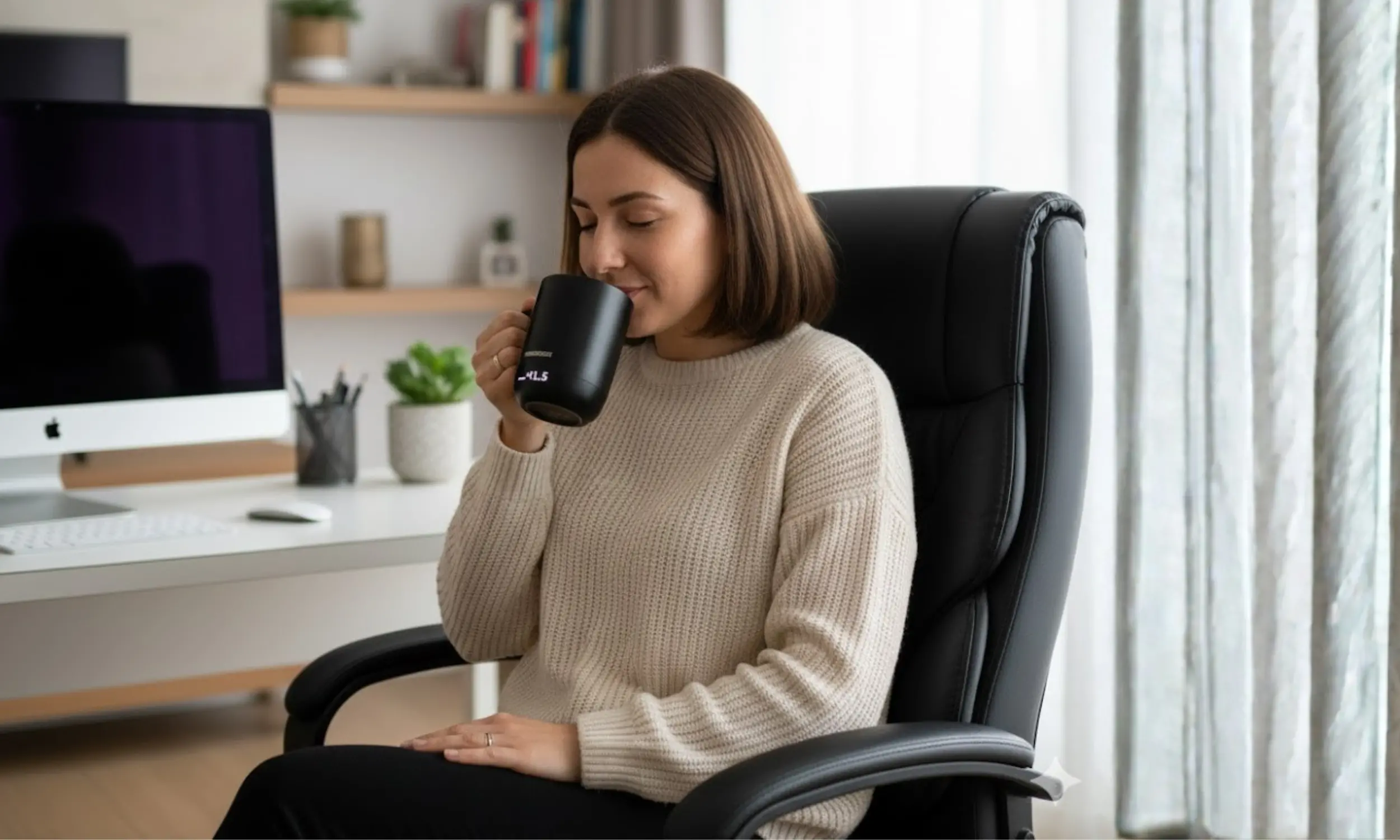 Zbliżenie na napój w podgrzewanym kubku Warmener