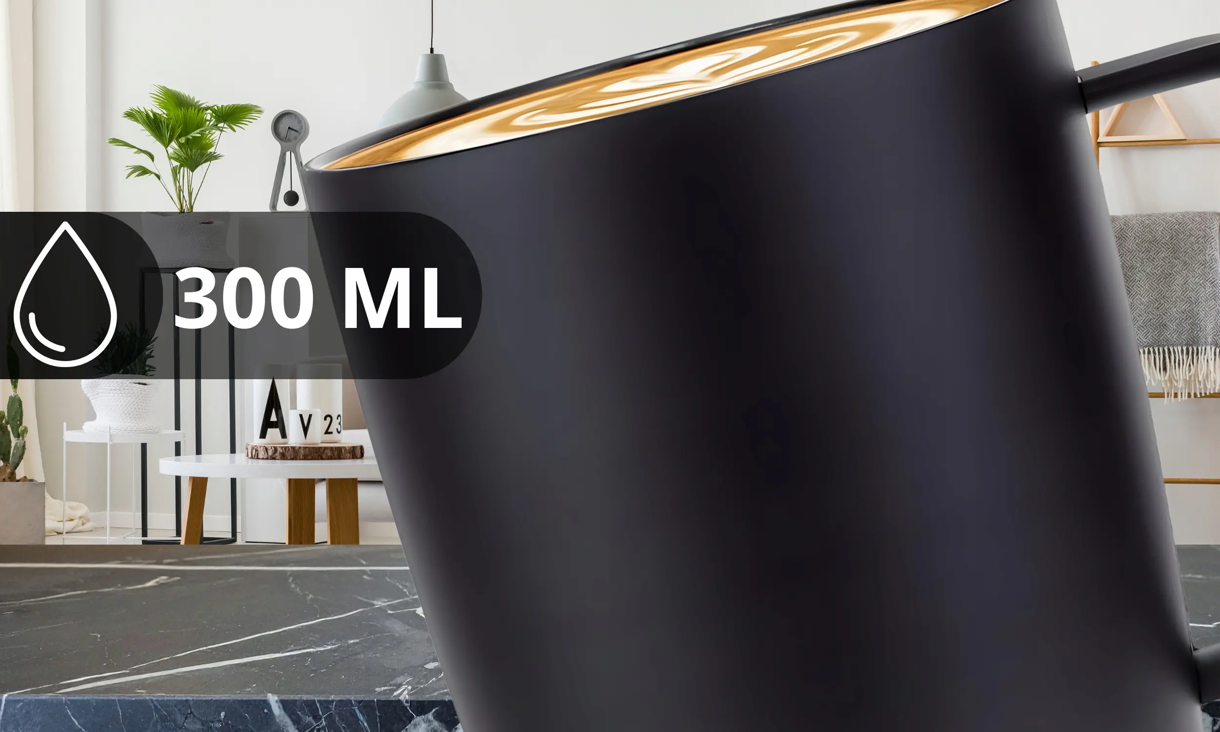 Kubek Warmener opłukiwany pod bieżącą wodą