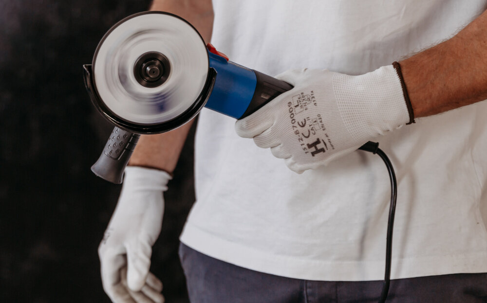 Szlifierka kątowa BLAUPUNKT AG4010 waga 1,7 kg lekka konstrukcja wymiary 32 x 11 x 10 cm do warsztatu i do prac remontowych w domu