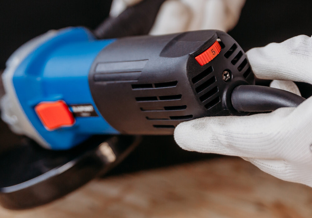 Szlifierka kątowa BLAUPUNKT AG4010 regulacji predkosci obrotowej w zakresie od 2300 do 11 000 obr./min niska predkosc do delikatnego szlifowania wyzsza do intensywnego ciecia zaawansowany mechanizm kontroli