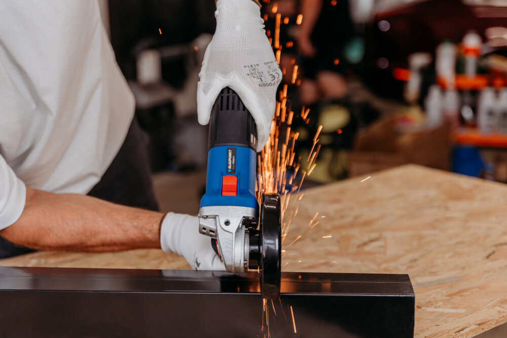 Szlifierka kątowa BLAUPUNKT AG4010 ergonomiczna konstrukcja dobrze lezy w dloni pelna Kontrola uchwyt boczny latwe prowadzenie narzedzia redukcja zmeczenia rak komfort efektywnosc uzytkowania