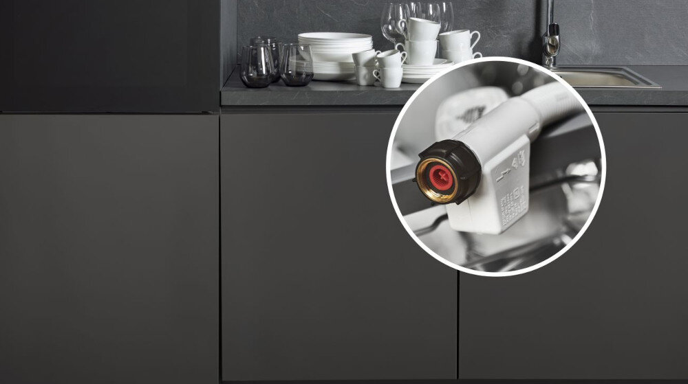 Zmywarka HISENSE HV673B66 zdjęcie lifestyle zbliżenie wąż przewód kuchnia zabudowa system Aqua Protect ochrona przed zalaniem bezpieczeństwo system