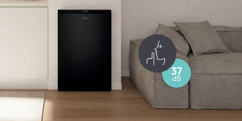 LODÓWKA CANDY CNOQ2S58EB wizualizacja lifestyle zamknięta front kolor czarny salon sofa ikona poziomu dźwięku cicha praca Nie zaburzy domowego spokoju 37 dB elegancja komfort