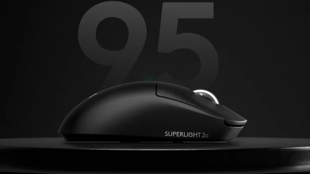 LOGITECH G Pro X Superlight 2C LOGITECH G Pro X Superlight 2C LIGHTSPEED baterię o pojemności 2000 mAh do 95 godzin pracy na jednym ładowaniu ładowania przez dołączony kabel USB-A do USB-C POWERPLAY ciągłe zasilanie podczas gry - Czarna mysz komputerowa z napisem na bocznej części, ustawiona na okrągłej podstawie na ciemnym tle z dużą liczbą 95 w tle
