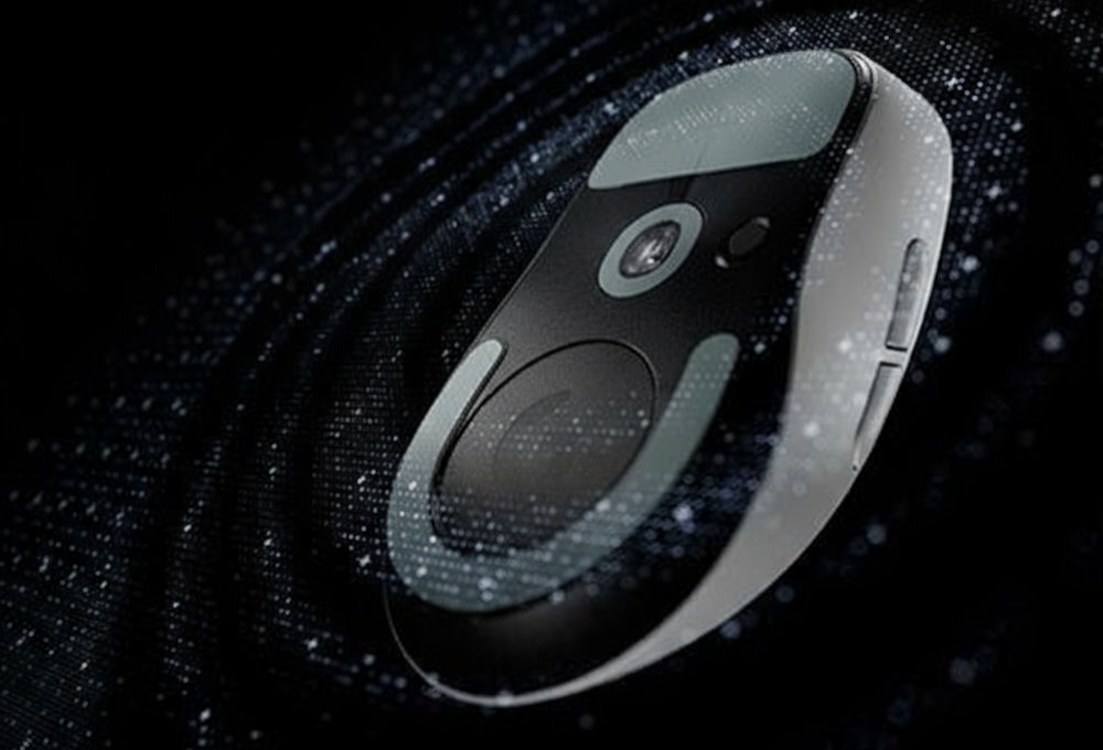 LOGITECH G Pro X Superlight 2C stopki PTFE bez dodatków płynny ruch precyzyjnie i bez opóźnień lekka konstrukcja maksymalnej precyzji i komfortu - Zbliżenie na spód myszki komputerowej z widocznymi ślizgaczami i sensorem optycznym