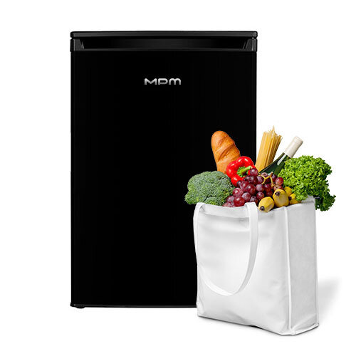 Lodówka, a obok niej materiałowa torba wypełniona produktami spożywczymi.