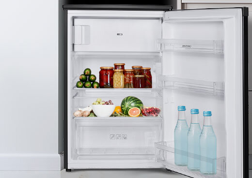 Wnętrze lodówki wypełnione produktami spożywczymi.