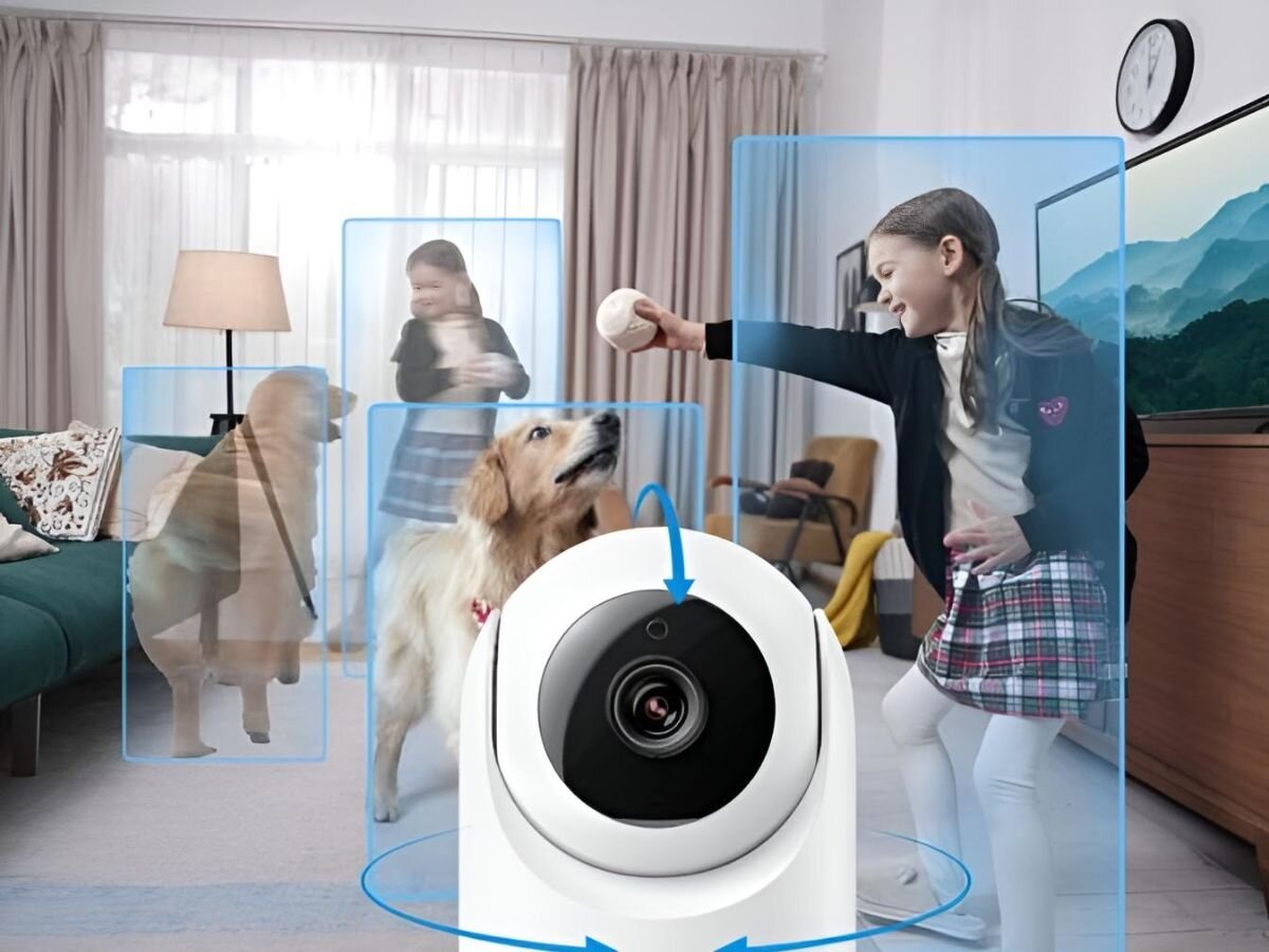 Kamera REOLINK E Series E321 Wewnętrzna, Wi-Fi, ruch, obrót, widoczność, zwierzęta, na piwerwszym planie kamera, w tle detektr ruchu bawiących się dzieci