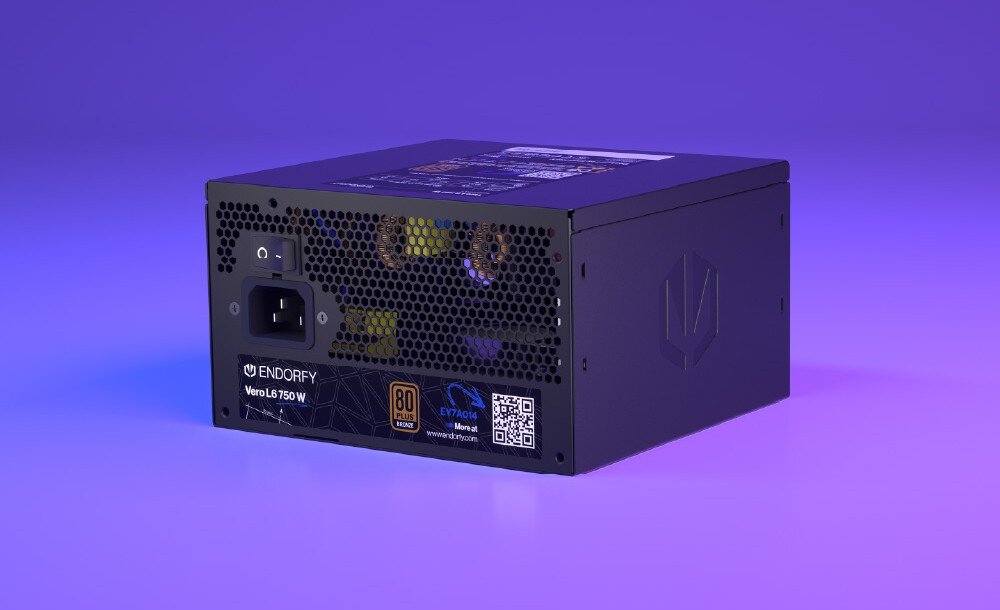 Zasilacz ENDORFY Vero L6 Czarny zasilacz komputerowy na fioletowym tle widoczny od tyłu z włącznikiem, gniazdem zasilania, siatką wentylacyjną typu plaster miodu oraz naklejką z certyfikatami, cechy, moc